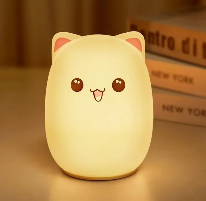 Lámpara nocturna LED infantil – Gatito kawaii con cambio de color 🐱🌈